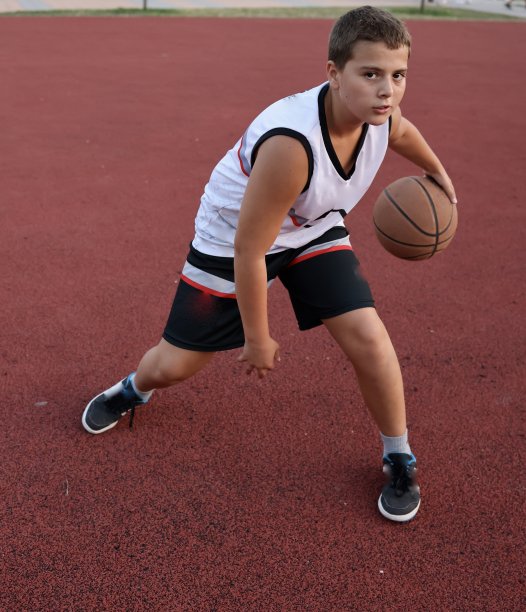 男孩打篮球图片下载