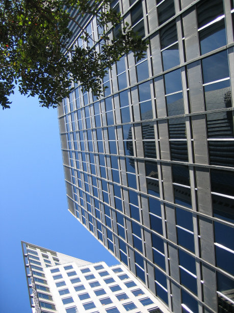 市中心的玻璃建筑。图片下载