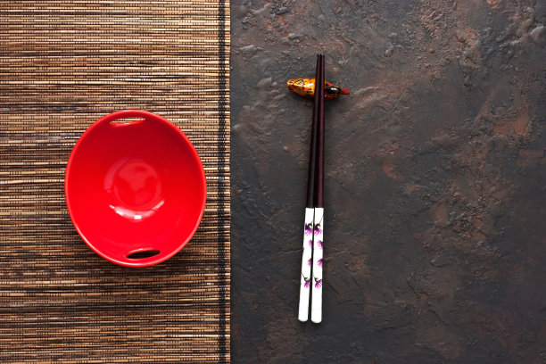 黑色背景下的筷子和餐具的俯视图图片下载