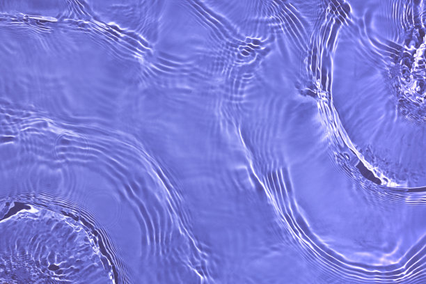 透明的紫色清澈平静的水面纹理图片下载
