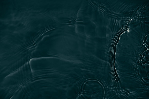 黑色透明清澈平静的水面纹理图片下载