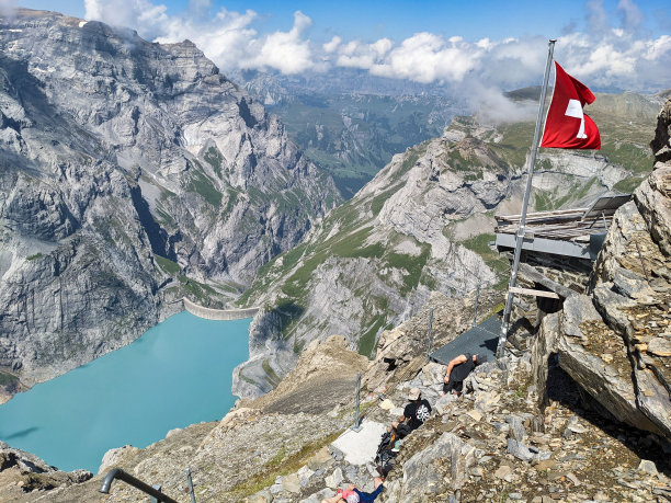 山中的瑞士国旗。Kistenpass小屋。格拉鲁斯州的Limmernsee水坝。高质量的照片图片下载