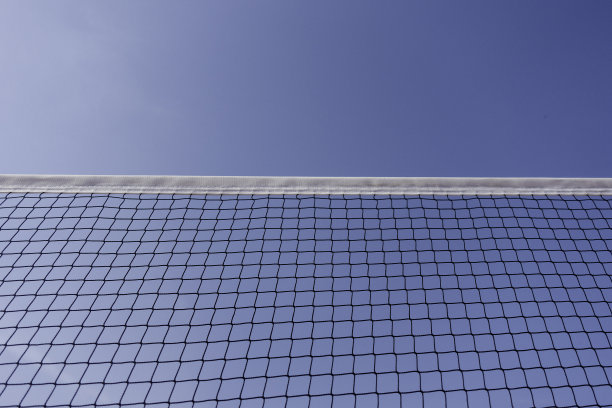 网球或排球网对清晰的蓝天背景。阳光明媚的户外运动场地图片下载