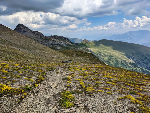 在bündner山的徒步路线方向的biferten小屋。高质量的照片。图片下载