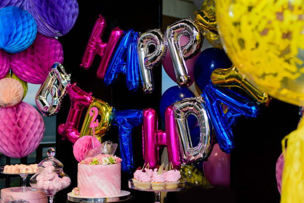 用糖果棒上的充气气球做成生日快乐的祝福语图片下载