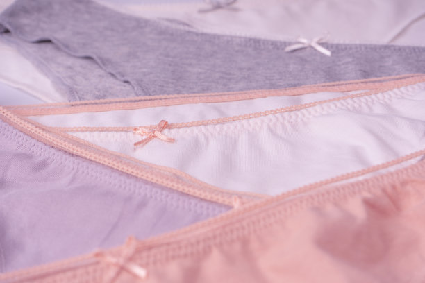 妇女棉内裤孤立在白色背景。图片下载