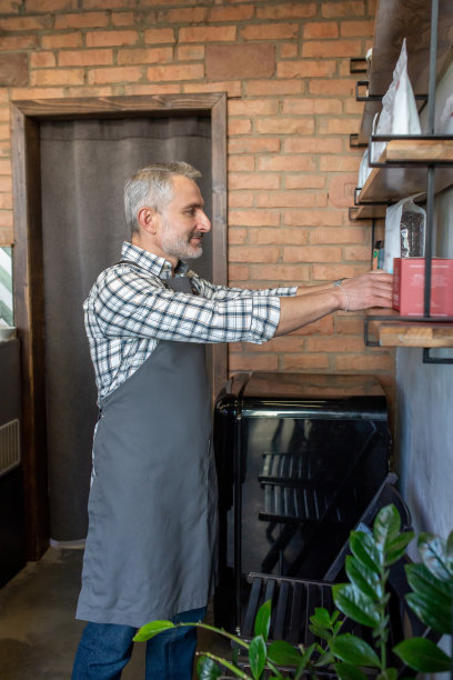 成熟的咖啡馆老板在他的公司工作图片下载