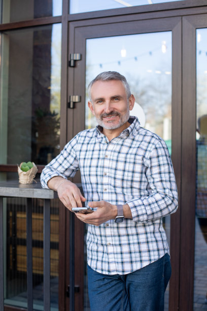 欢乐的街头咖啡馆游客摆姿势拍照图片下载