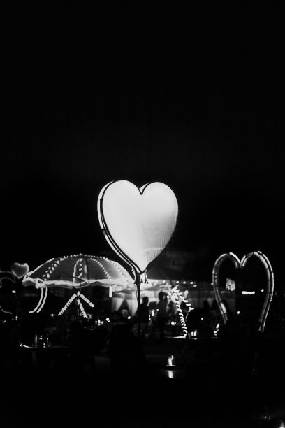 一个被照亮的心形气球的灰度图图片下载