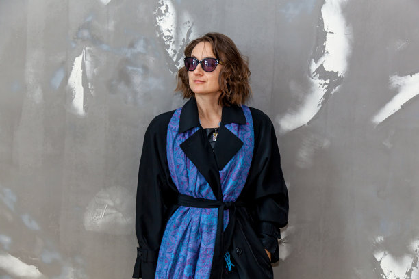 女孩在不同的衣服摆姿势图片下载