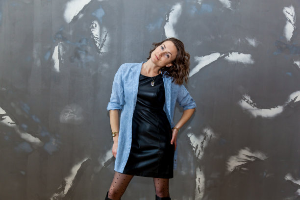 女孩在不同的衣服摆姿势图片下载