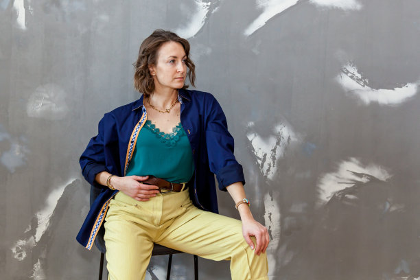 女孩在不同的衣服摆姿势图片下载