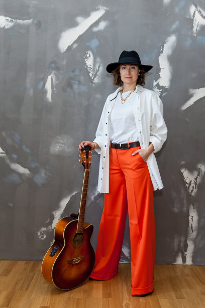 女孩在不同的衣服摆姿势图片下载