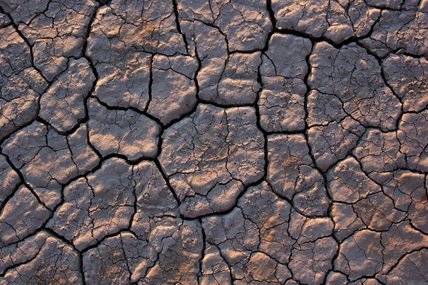 一个棕色塔基尔图案破裂的墙的特写镜头图片下载