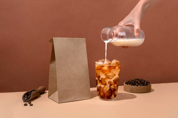 咖啡身份品牌模型。空白的棕色手工包，里面有咖啡豆和咖啡杯。包装模板的标志，品牌，不干胶，标签。图片下载