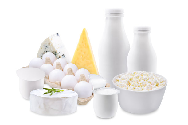 一组乳制品，如牛奶，白干酪，酸奶和鸡蛋在一个白色孤立的背景图片下载