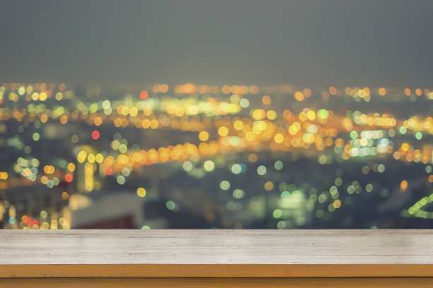 空的木桌或柜台的顶部与夏天的景观蓝天白云生机勃勃的彩色背景。用于产品展示，可用于蒙太奇或展示您的产品图片下载