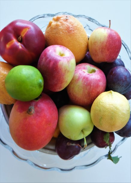 盛满各种水果的玻璃碗图片下载