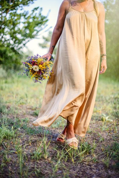 手里拿着一束野花。夏天的背景图片下载