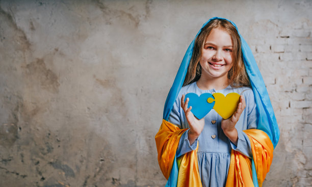 手持蓝黄色爱心拼图的乌克兰国旗小女孩图片下载