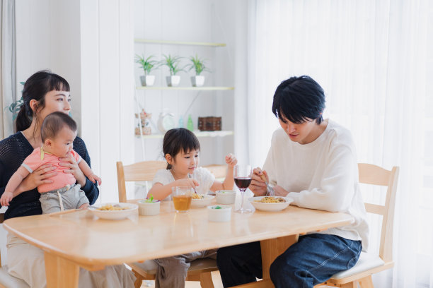 幸福的一家人在一起吃晚饭图片下载