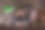 年轻的作家坐在他家里的房间里，用他的旧打字机写故事，思考故事应该写在哪里，然后检查他的文本，写。图片下载
