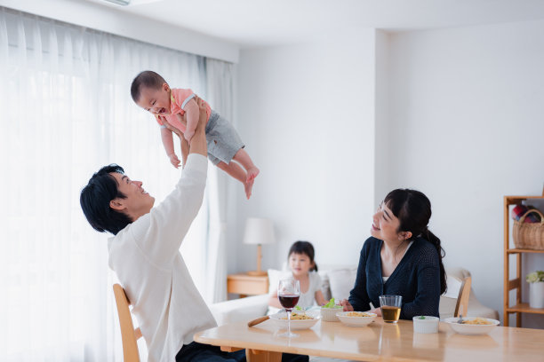 爸爸在餐厅里和宝宝玩图片下载