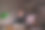 年轻的作家坐在他家里的房间里，用他的旧打字机写故事，思考故事应该写在哪里，然后检查他的文本，写。图片下载