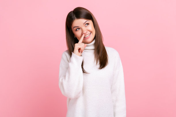 女人摸鼻子，摆出说谎者的姿势，对谎言生气，赤裸裸的欺骗，假新闻。图片下载