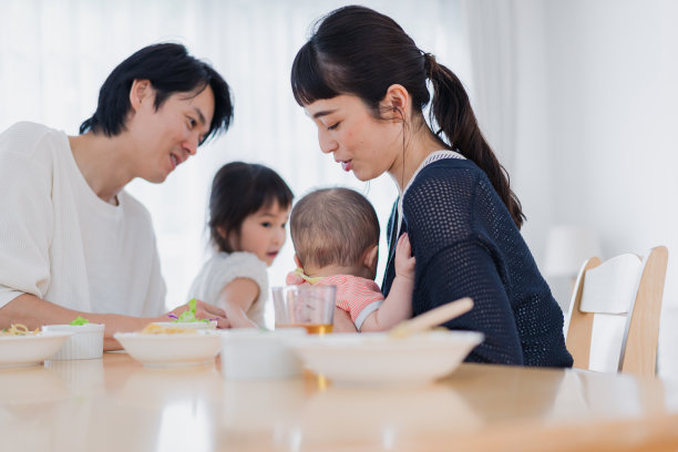 给婴儿喂奶的母亲图片下载