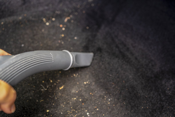 用吸尘器清洁汽车内部图片下载