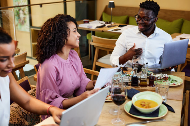 商业人士会对一个新的创业项目进行团队建设和头脑风暴。图片下载