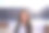 27日，在马德里市长广场的西班牙费利佩三世马术纪念碑前，一名快乐的白人女性正对着镜头微笑自拍图片下载