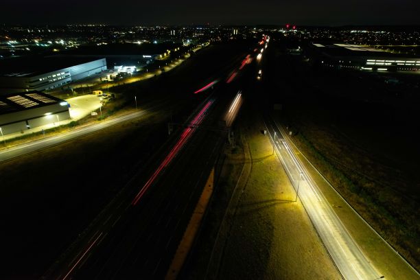 英国高速公路和高速公路夜间的高角度鸟瞰图图片下载