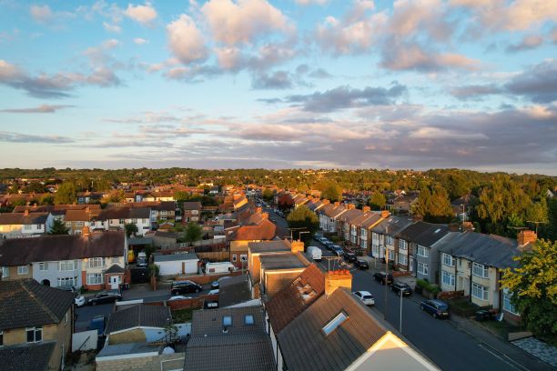 日落黄金时间英国城市住宅的美丽鸟瞰图图片下载