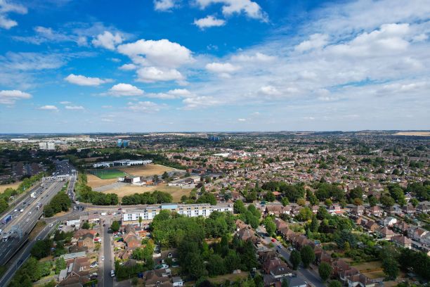 阳光明媚的英国城市鸟瞰图图片下载