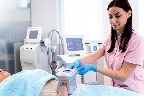 美容院应用冷冻溶解治疗的美容师治疗师。图片下载