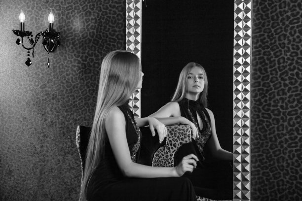 漂亮可爱的少女肖像在镜子中优雅的裙子图片下载