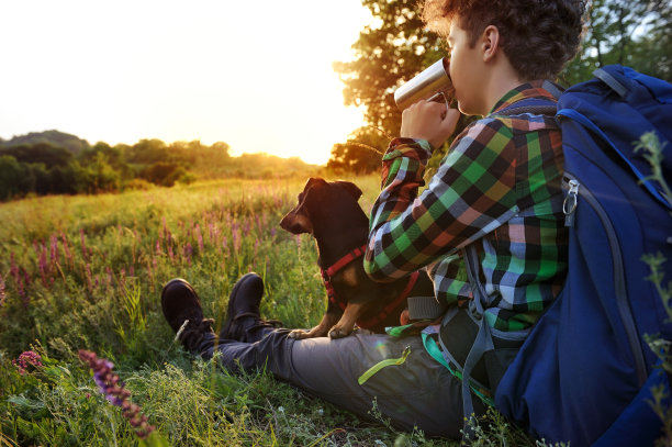 男孩在徒步后休息时喝茶图片下载