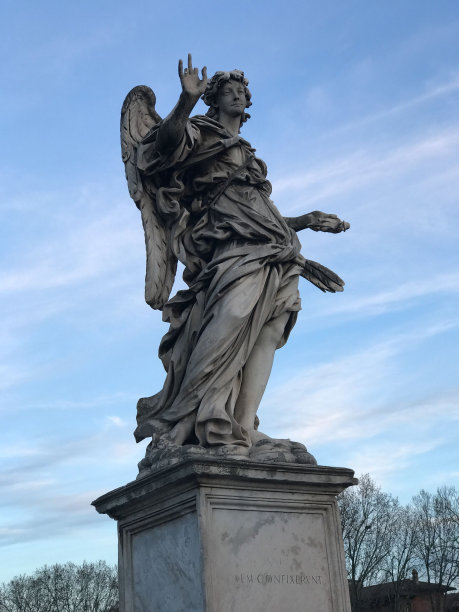 垂直拍摄的天使雕塑在罗马圣安杰洛桥，意大利图片下载