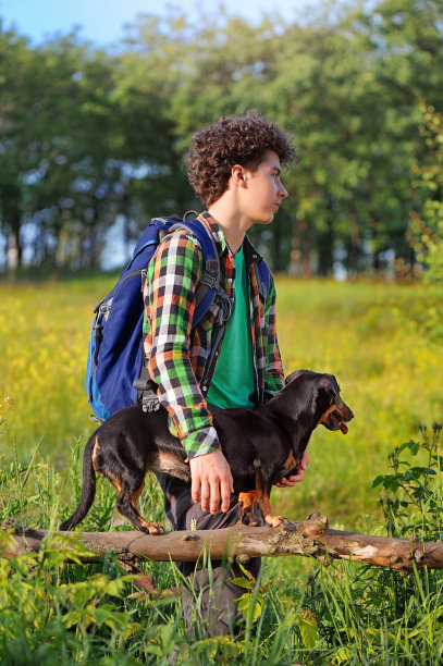 带着狗的男孩站在木栅栏旁图片下载