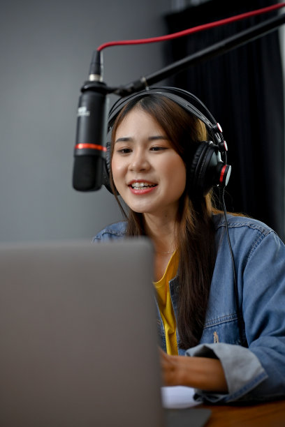 肖像，专业亚洲女性播客制作播客从家庭工作室。图片下载