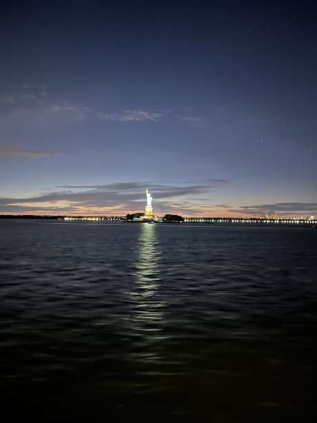 日落时分的曼哈顿城与自由女神像图片下载