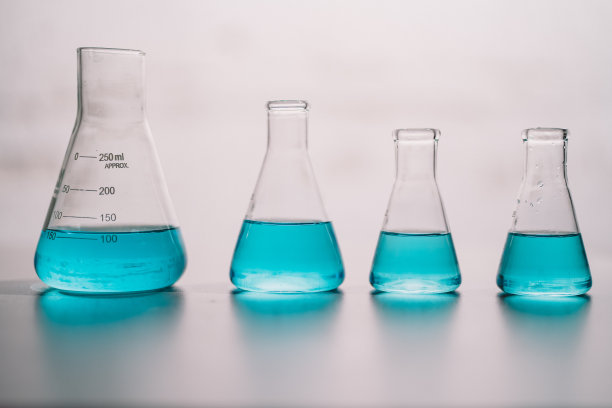 实验室里有试管、烧杯、液体、病毒和样品。化学、生物用仪器、玻璃器皿中的液体物质。发展分析科学。医疗保健理念。图片下载