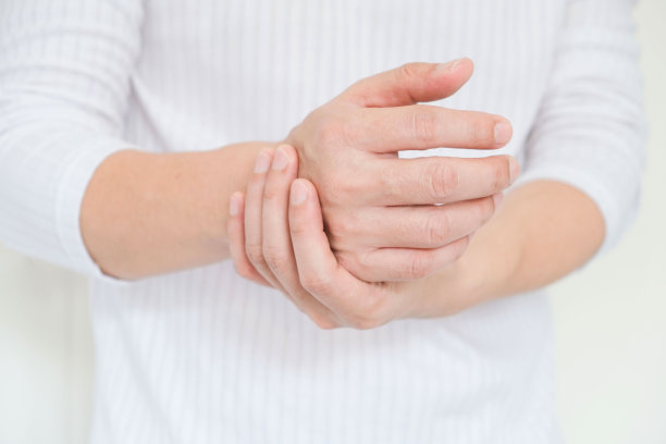 电脑使用者的手会感到手指疼痛和受伤。从综合征。健康和物理概念图片下载