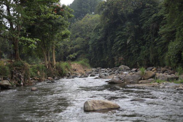 河和岩石图片下载