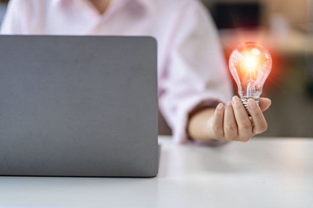 创新通过鼓舞人心的创意人类手握灯泡和创意灵感实现可持续的商业发展，节能的理念。图片下载