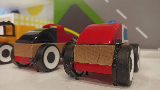 五颜六色的木制和塑料玩具车的幼儿。图片下载