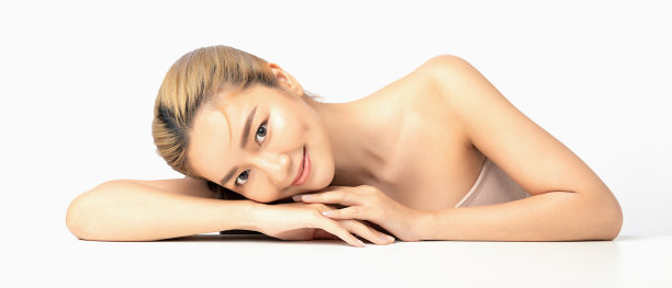 快乐美丽的年轻亚洲女性清洁新鲜裸露皮肤的概念。亚洲女孩美容面部护肤及健康养生，面部护理，完美肌肤，自然妆容。孤立在白色背景。图片下载