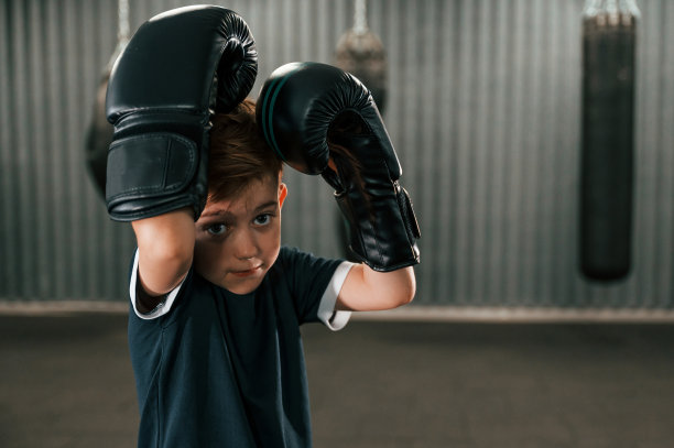 在健身房练习拳击的男孩的肖像，手上有发光的东西图片下载